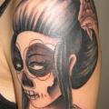 tatuaje Hombro Cráneo mexicano Geisha por Giahi