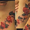 Realistische Blumen Seite Rücken tattoo von Giahi