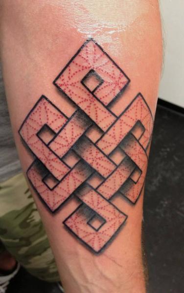 Tatuaje Brazo Geométrico Símbolo por Q Tattoo