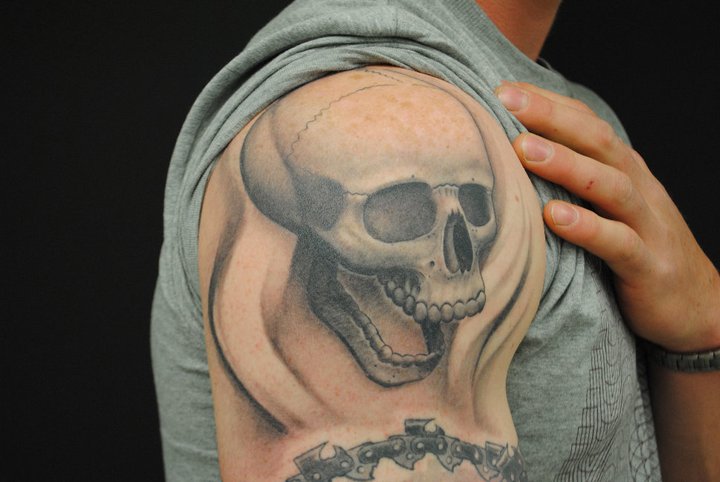 Tatuaje Hombro Cráneo por Q Tattoo