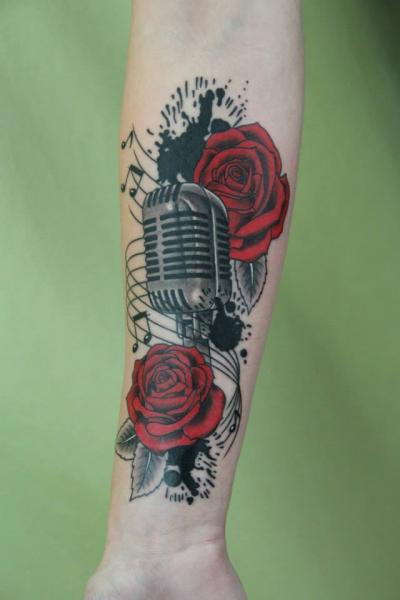 Tatuaggio Braccio Realistici Fiore Microfono di Skin Deep Art