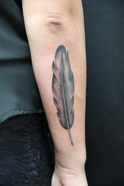Tatuaje Brazo Realista Pluma por Skin Deep Art