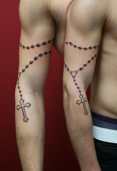 Tatuaje Brazo Realista Religioso Rosario por Skin Deep Art