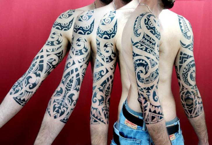 Tatuaje Hombro Brazo Tribal Maori por Skin Deep Art
