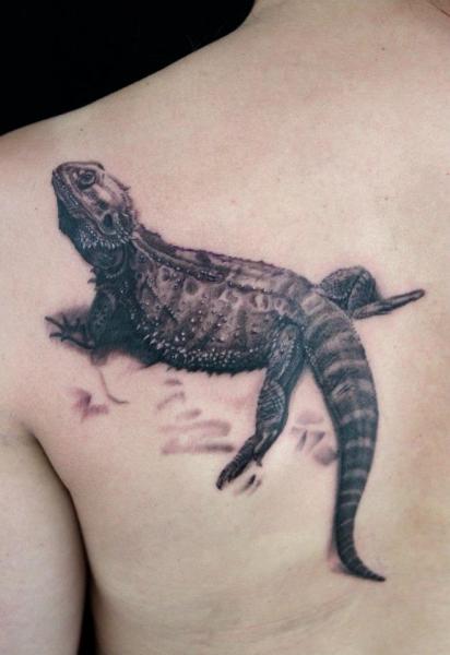 Tatuaje Realista Espalda Iguana por Skin Deep Art