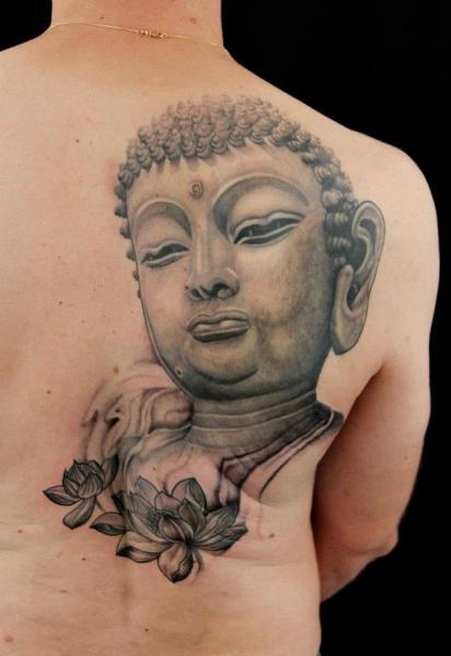 Tatuaje Buda Espalda Religioso por Skin Deep Art