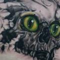 tatuaje Fantasy Pecho Cráneo por Skin Deep Art
