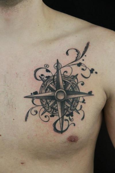 Tatuaż Klatka Piersiowa Róża Wiatrów przez Skin Deep Art