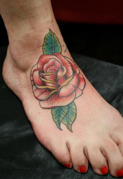 Tatuaggio New School Piede Fiore di Skin Deep Art