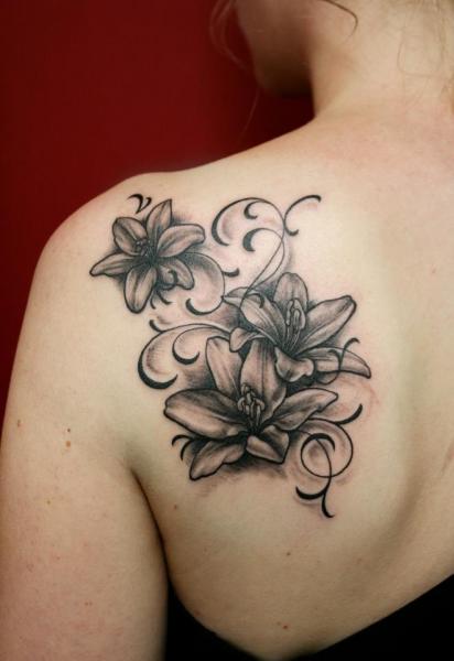 Tatuaje Hombro Flor por Skin Deep Art
