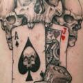 tatuaje Hombro Cráneo Dados Hacha Tarjeta por Skin Deep Art