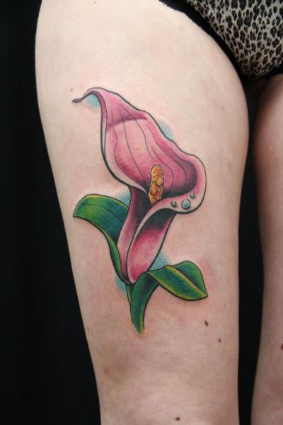 Tatuaje Fantasy Flor Muslo por Skin Deep Art