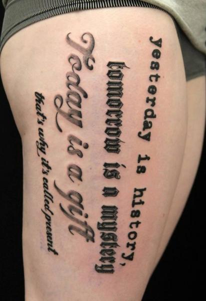 Tatouage Lettrage Cuisse Fonts par Skin Deep Art