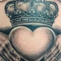 tatuaje Brazo Corazon Corona por Morbid Art Tattoo