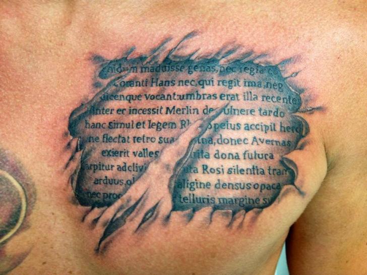 Tatuaggio Petto Scritte 3d di Morbid Art Tattoo