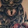 Bein Blumen Eulen Schlüssel tattoo von Morbid Art Tattoo