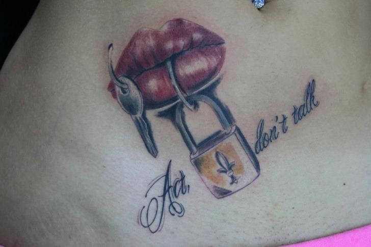 Tatuaggio Realistici Chiave Serratura Bocca di Morbid Art Tattoo