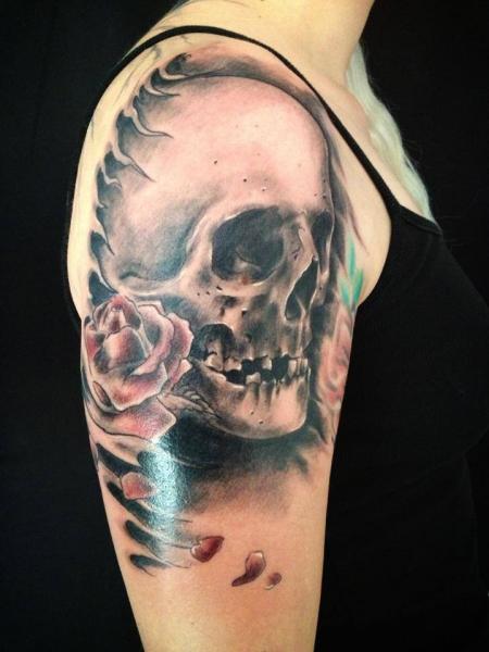Tatuaje Hombro Flor Cráneo por Morbid Art Tattoo