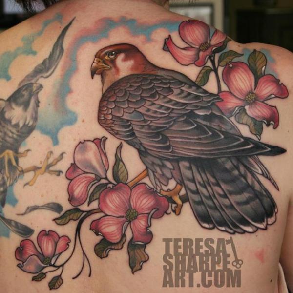 Tatuaje Realista Flor Espalda Águila por Teresa Sharpe