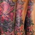 Realistische Fuß Bein Blumen tattoo von Teresa Sharpe