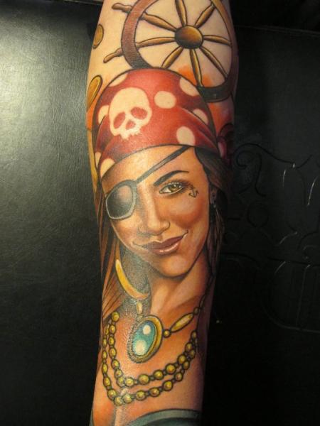 Tatouage Bras Gouvernail Pirate par Sam Clark