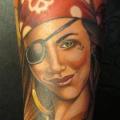 tatuaje Brazo Timón Pirata por Sam Clark
