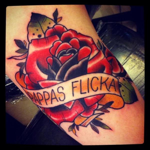 Tatuaje Brazo Old School Flor Rosa por Lucky 7 Tattoos