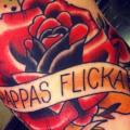 tatuaje Brazo Old School Flor Rosa por Lucky 7 Tattoos