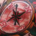 tatuaje Brazo Old School Brújula por Lucky 7 Tattoos