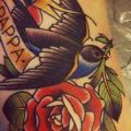 Arm Old School Blumen Spatz tattoo von Lucky 7 Tattoos