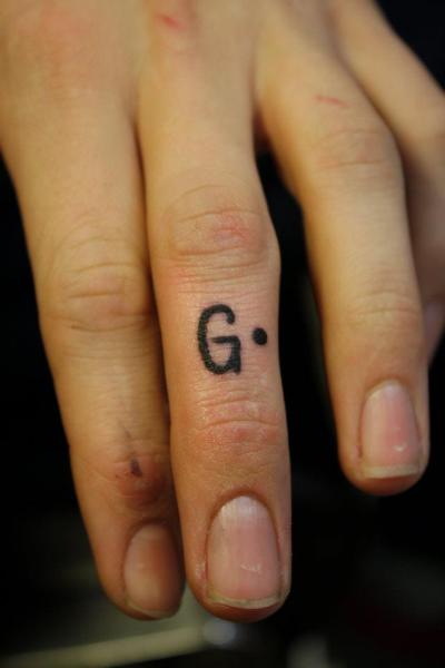 Tatuaje Dedo Letras por Lucky 7 Tattoos