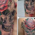 รอยสัก หัวไหล่ ดอกไม้ กะโหลกศีรษะ โดย Lucky 7 Tattoos
