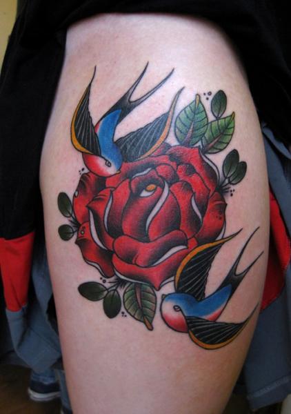 Tatouage Old School Fleur Moineau par Lucky 7 Tattoos