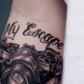 tatuaje Brazo Letras Cámara por Stay True Tattoo