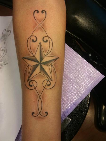 Tatuaje Brazo Estrella por Stay True Tattoo
