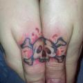 tatuaje Dedo Cráneo Hueso por Stay True Tattoo