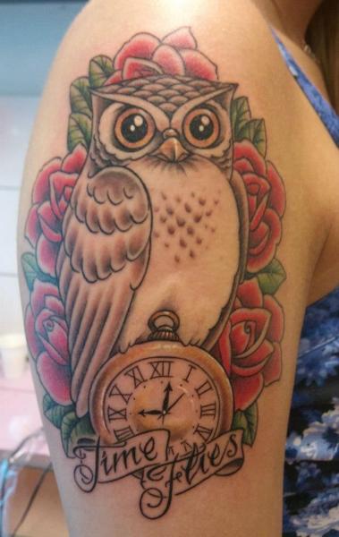 Tatuaje Hombro Reloj Old School Búho por Stay True Tattoo