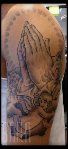 Tatuaggio Spalla Mani In Preghiera Angeli Religiosi di Stay True Tattoo