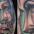 tatuaje Brazo Fantasy Cráneo Mujer Mano por Art Junkies Tattoos