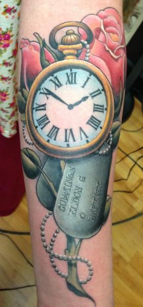 Arm Realistische Uhr Tattoo von Art Junkies Tattoos