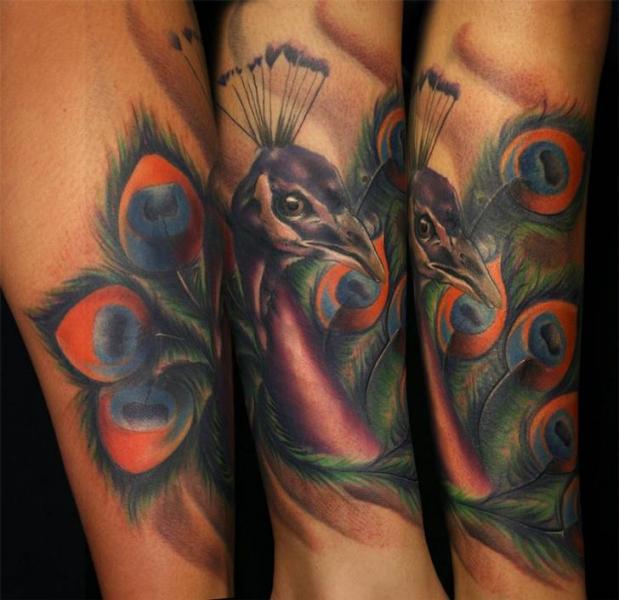 Tatuaggio Braccio Realistici Piuma Pavone di Art Junkies Tattoos