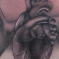 Brust Herz Flügel tattoo von Art Junkies Tattoos