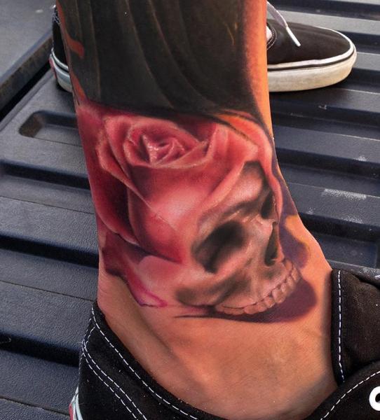 Fuß Blumen Totenkopf Tattoo von Art Junkies Tattoos