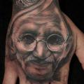 tatuaje Retrato Mano Gandhi por Art Junkies Tattoos