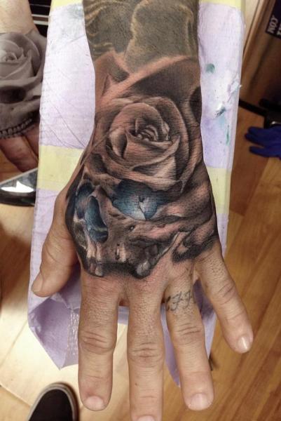 Blumen Totenkopf Hand Tattoo von Art Junkies Tattoos