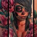 tatuaje Pierna Flor Cráneo mexicano por Art Junkies Tattoos