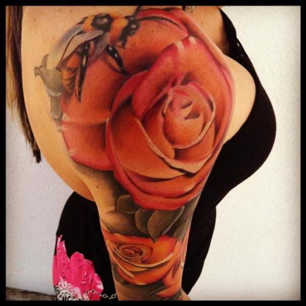 Tatuaje Hombro Brazo Realista Flor Abeja por Art Junkies Tattoos