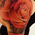 tatuaje Hombro Brazo Realista Flor Abeja por Art Junkies Tattoos