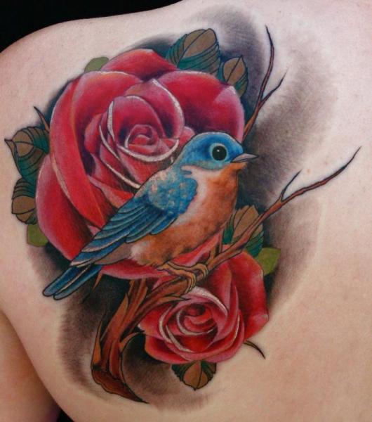 Tatuaje Hombro Realista Flor Pájaro por Art Junkies Tattoos