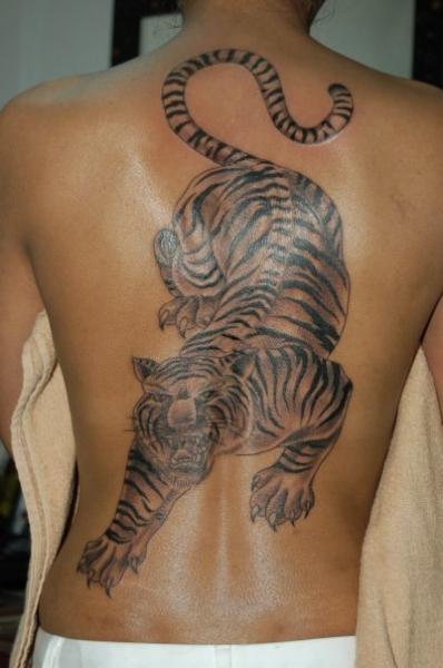 Tatuaje Realista Espalda Tigre por 1969 Tattoo